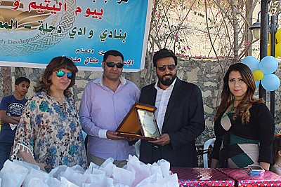 الصحفى نائل نبيل رئيس مجلس الأمناء يتسلم الدرع