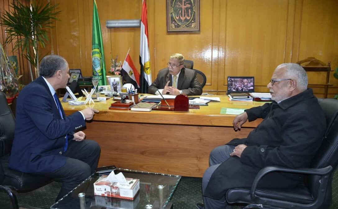 اللواء يس طاهر أثناء إستقبال صاحب الشكوى