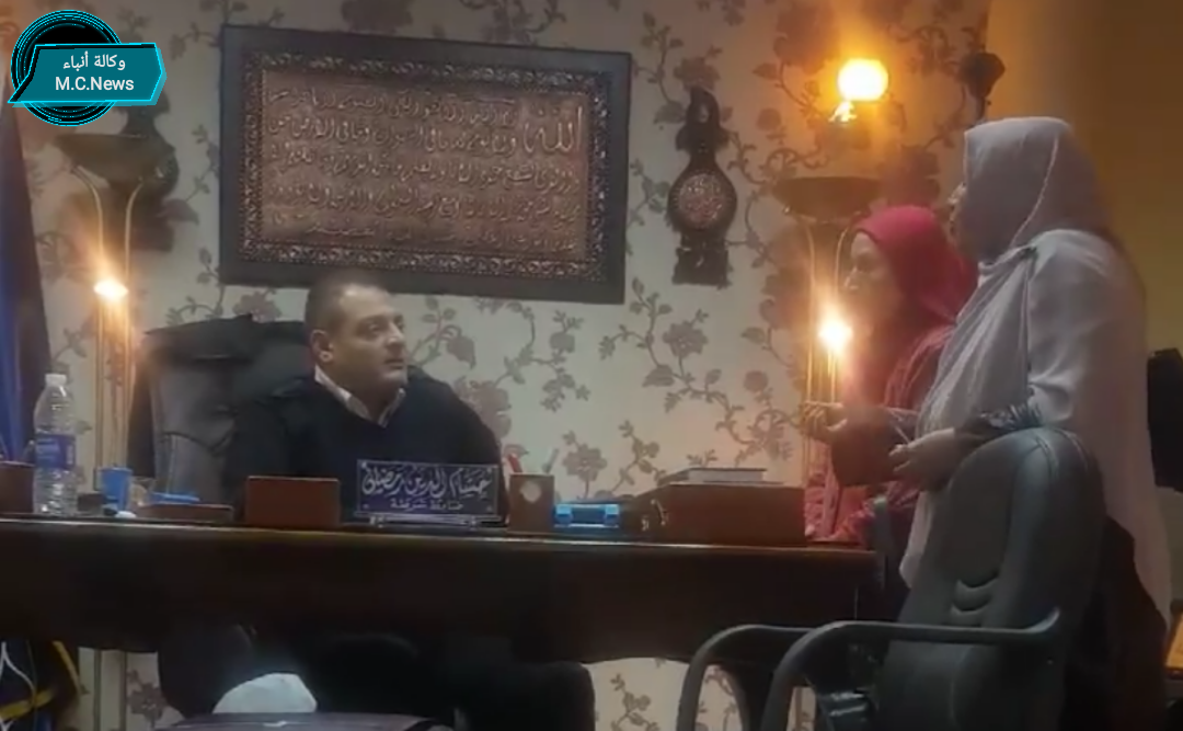 الرائد حسام أثناء معاتبة الموظفين الذين أساءوا معاملة مواطن