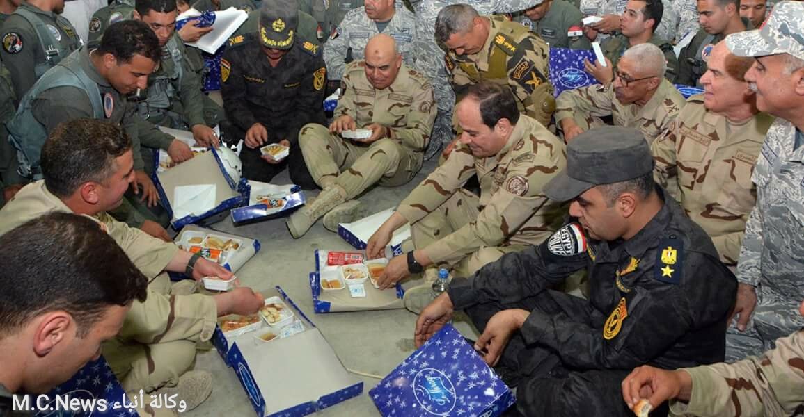 الرئيس السيسي يتناول الإفطار مع أبنائه من القوات المسلحة