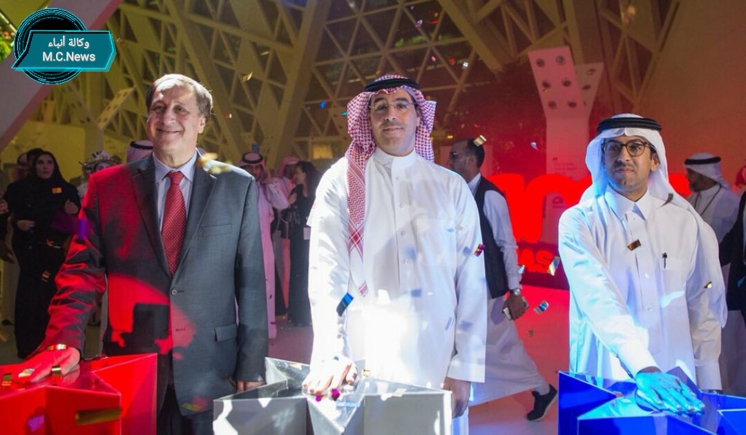وزير الثقافة والإعلام السعودى لحظة إفتتاح دار السينما