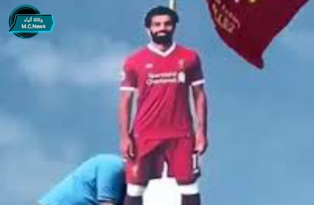 لحظة تثبيت تمثال محمد صلاح بميدان فى إنجلترا