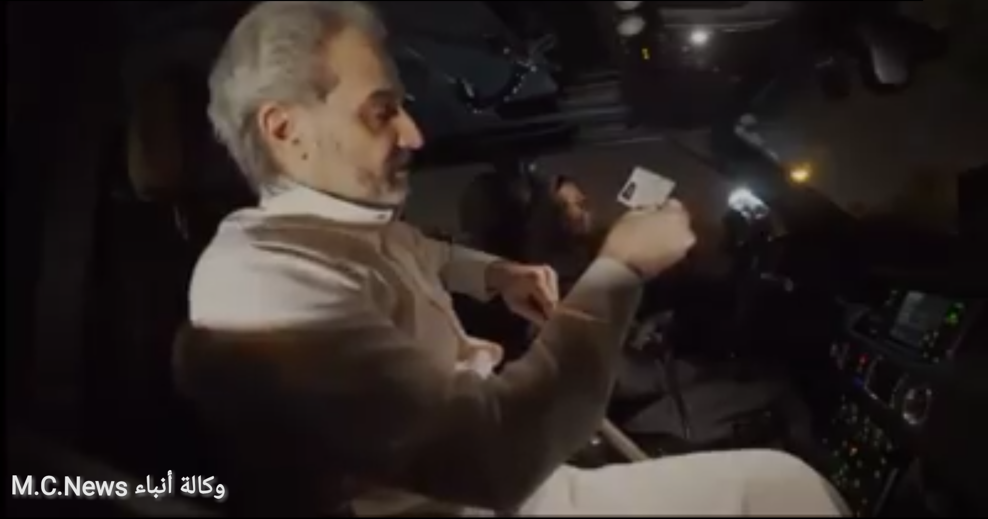 الأمير الوليد بن طلال بجوار ابنته بالسيارة أثناء القيادة