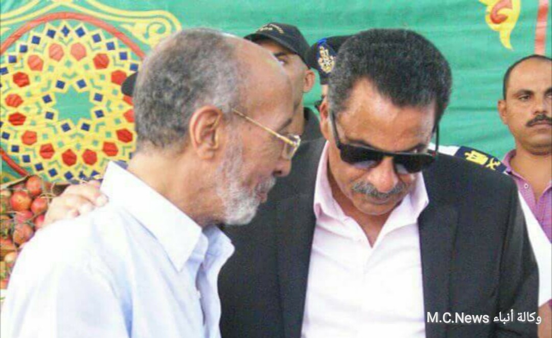 مدير أمن الإسماعيلية يستمع لأحد المواطنين داخل معرض كلنا واحد