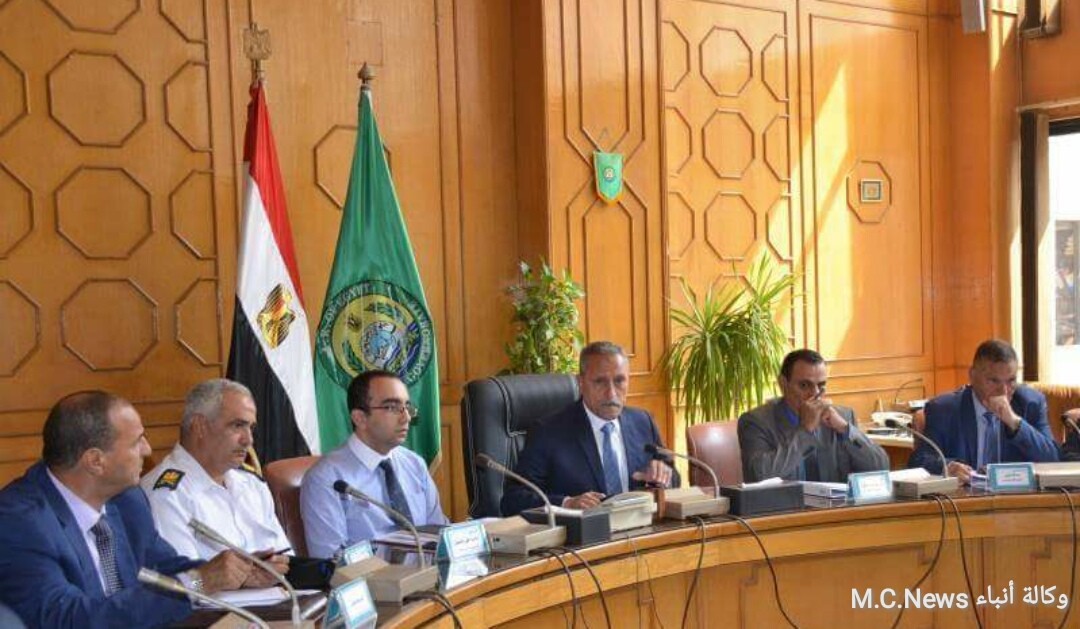 محافظ الإسماعيلية أثناء الإجتماع التنفيذي