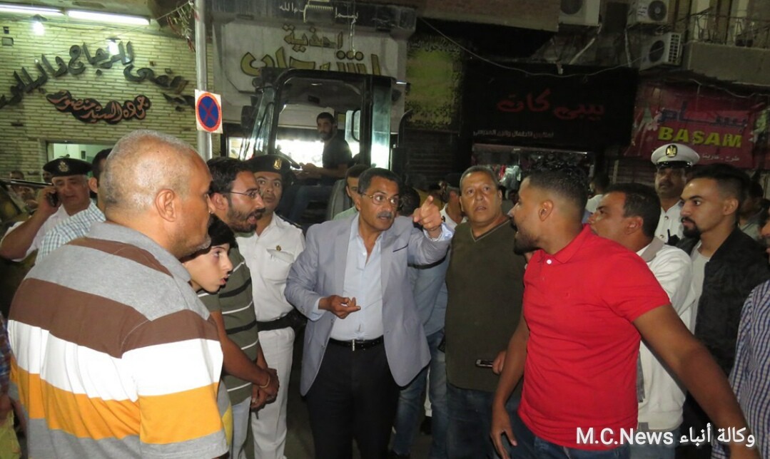 مدير الأمن أثناء قيادة حملة إزالة الاشغالات بحي أول