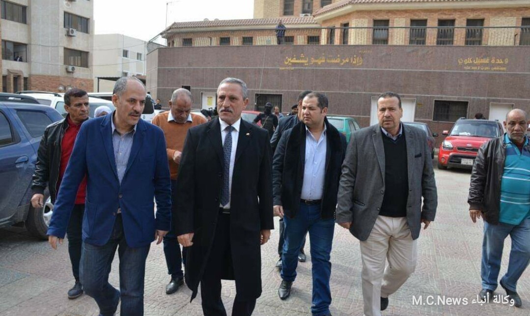 محافظ الإسماعيلية أثناء زيارة مستشفى الحميات