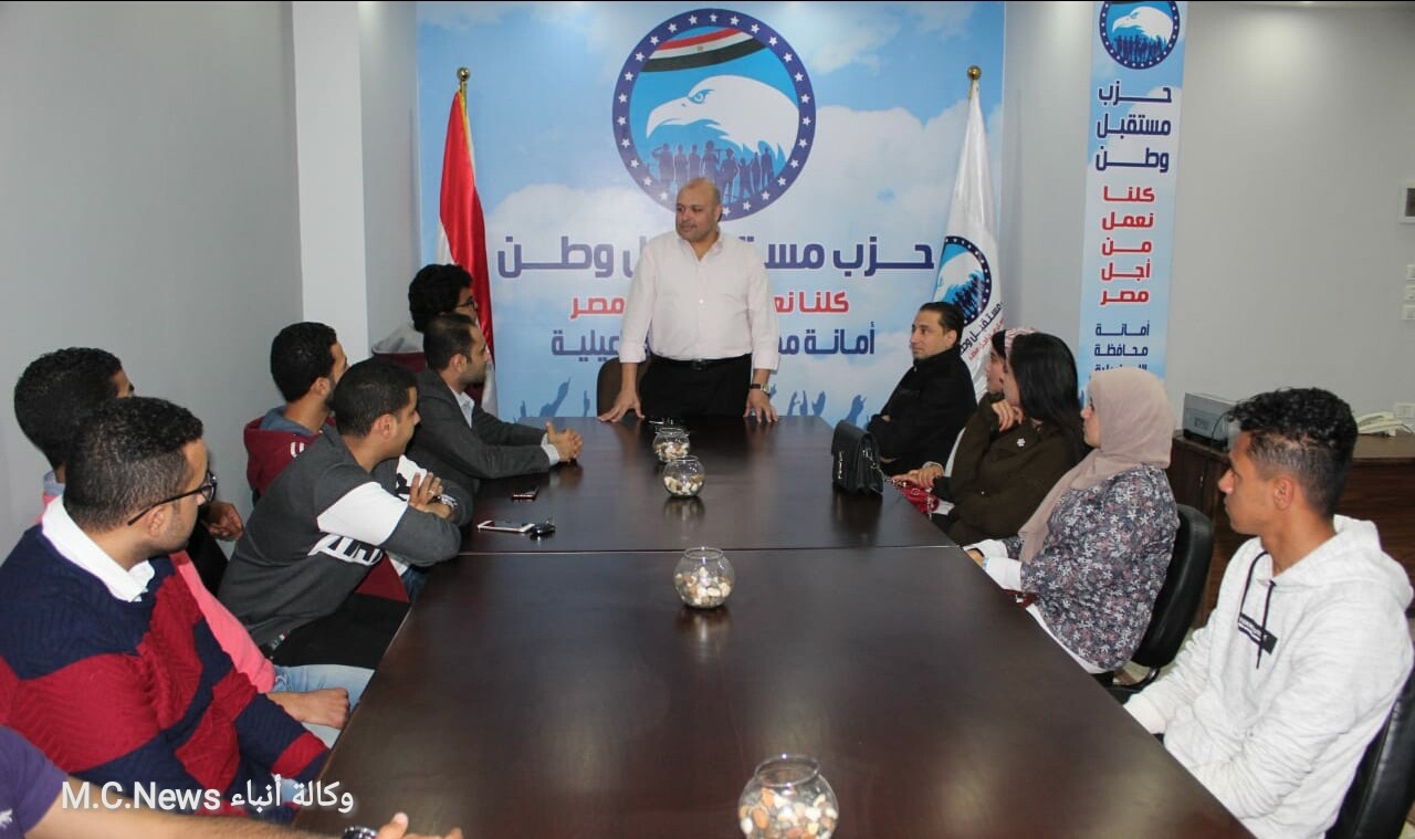 آمين العلاقات العامة بمستقبل وطن بالإسماعيلية ا/عمرو عبدالله مع الشباب بالاجتماع