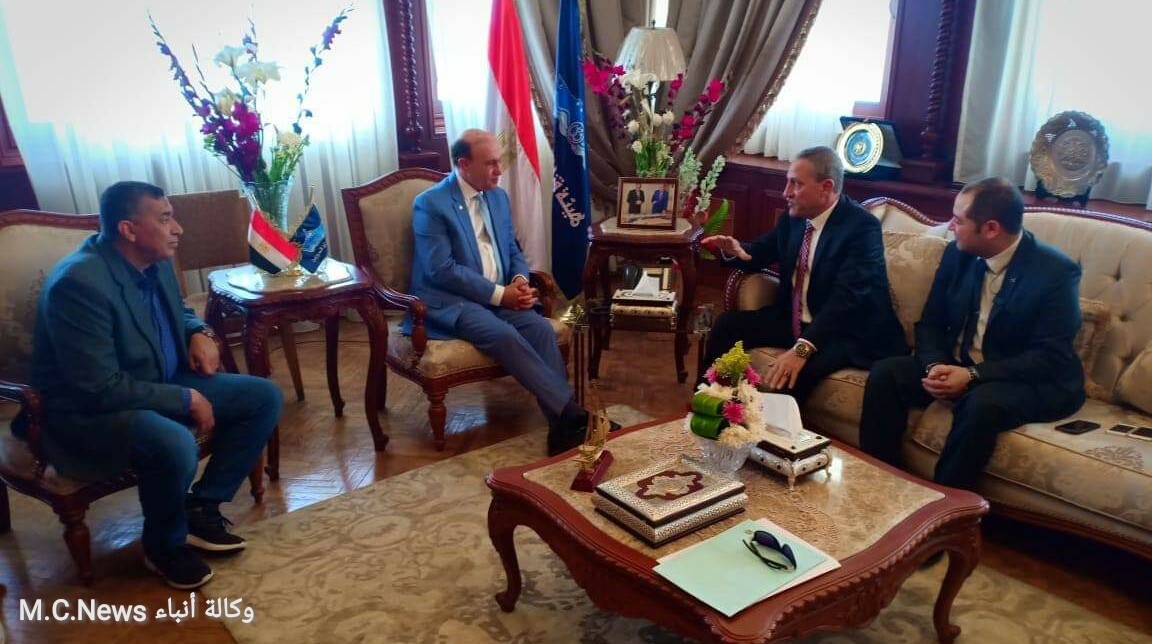 الفريق مميش لحظة إستقبال محافظ الإسماعيلية اللواء حمدي عثمان