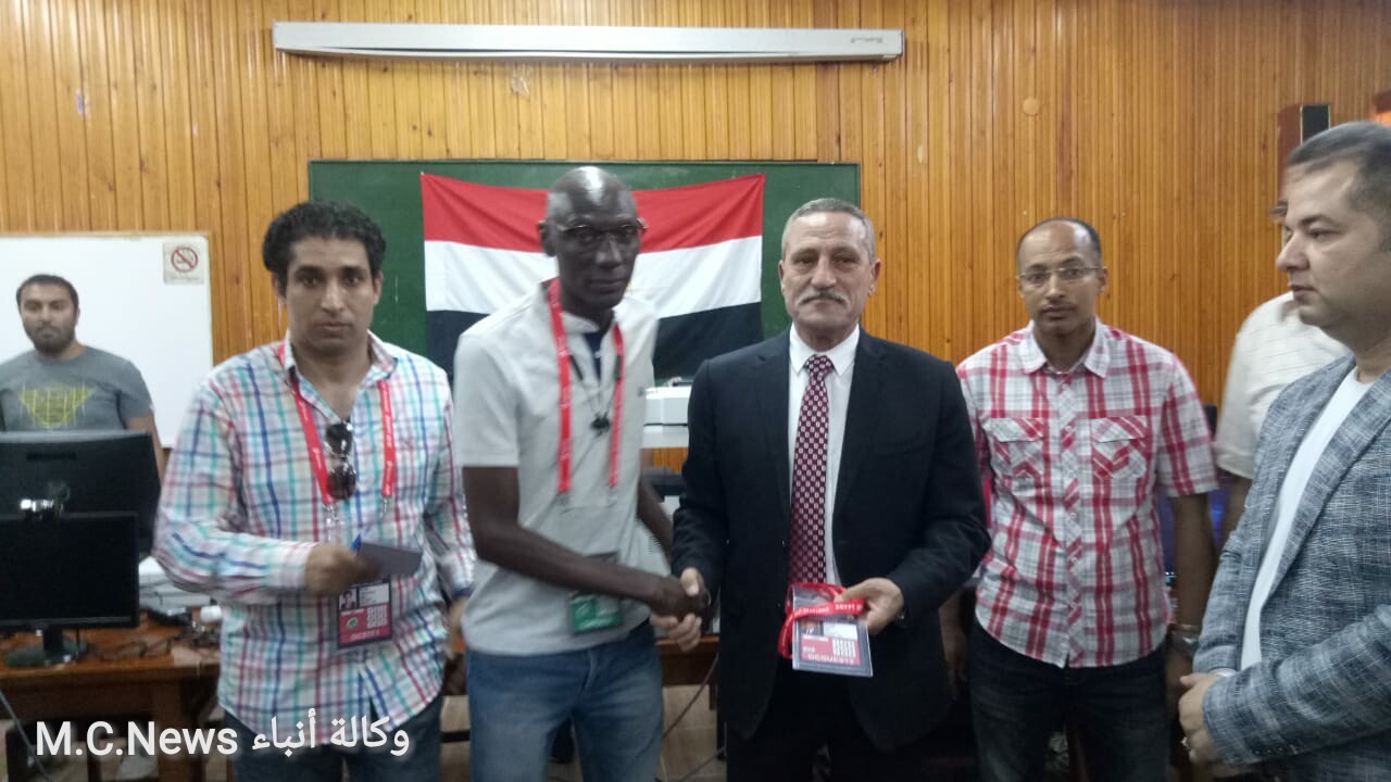 محافظ الإسماعيلية يتسلم بطاقة المشجع لبطولة الأمم الإفريقية