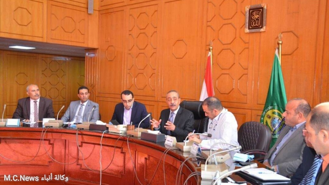 محافظ الإسماعيلية اللواء شريف بشارة أثناء الإجتماع