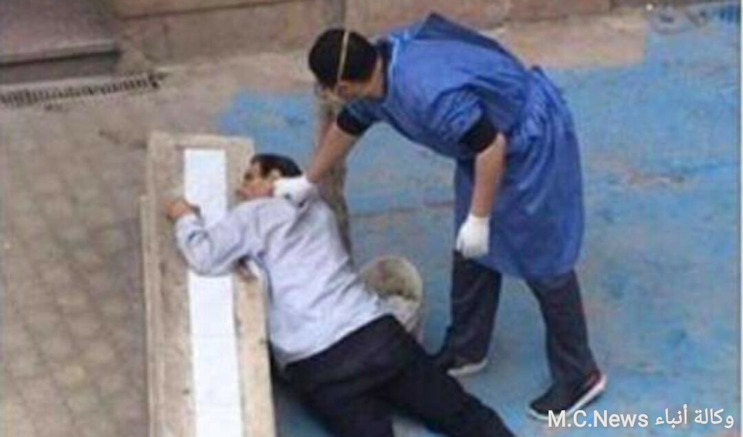 لحظة وفاة رجل مُسن بسبب كورونا أمام مستشفى الحياة بحمامات القبة