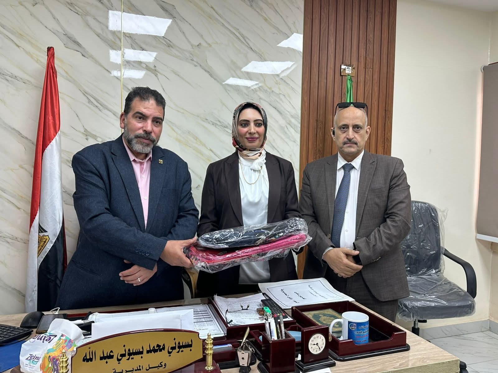 النائبة بسمة هنداوي أثناء لقاء وكيل مديرية التربية والتعليم بالمنصورة