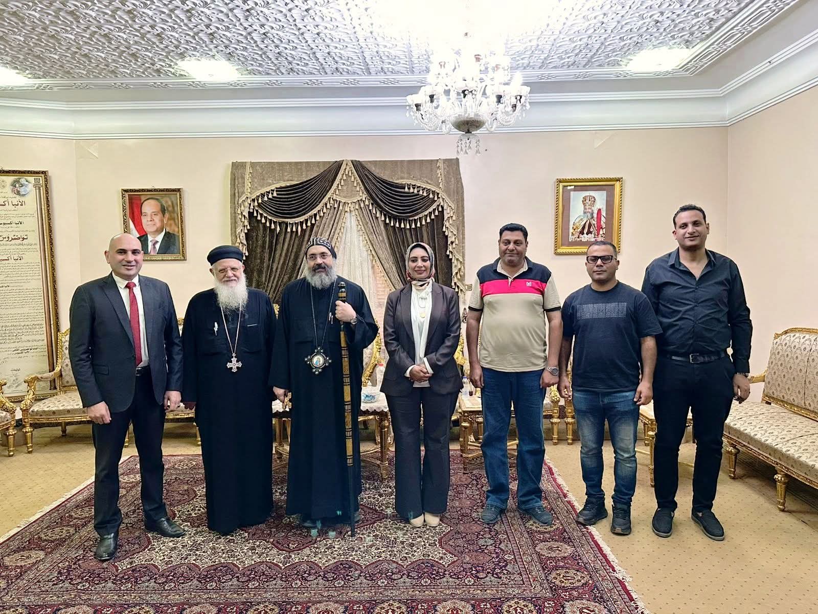النائبة بسمة هنداوي مع نيافة الأنبا أكسيوس مطران المنصورة وتوابعها